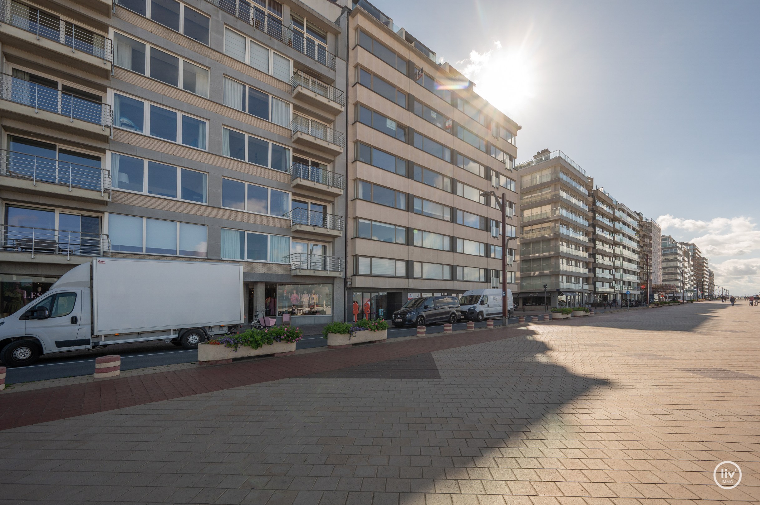 Prachtig gerenoveerd appartement op de zevende verdieping, op een absolute topligging aan de Zeedijk tussen het Lichttorenplein en het Albertplein. Dankzij de hoge ligging geniet het appartement van e 