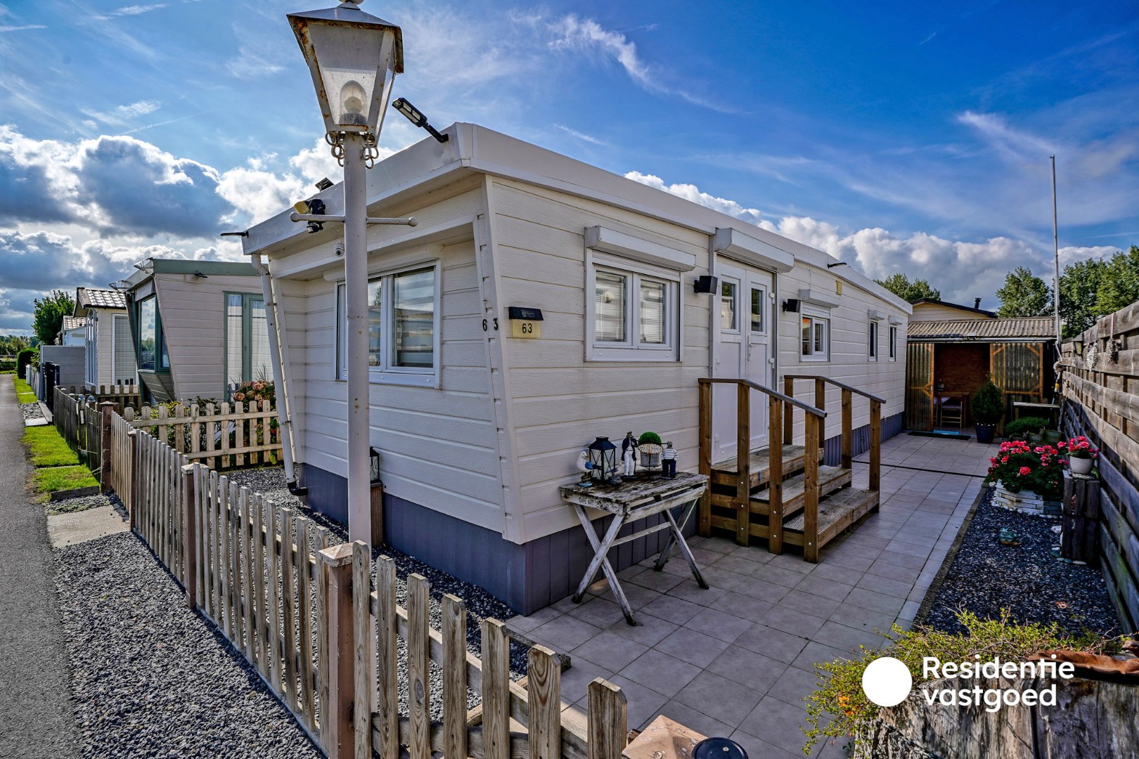 Goed verzorgde stacaravan op 900m van zee in Domein Polderpark te Nieuwpoort, op een stuk privé grond van 128m². 