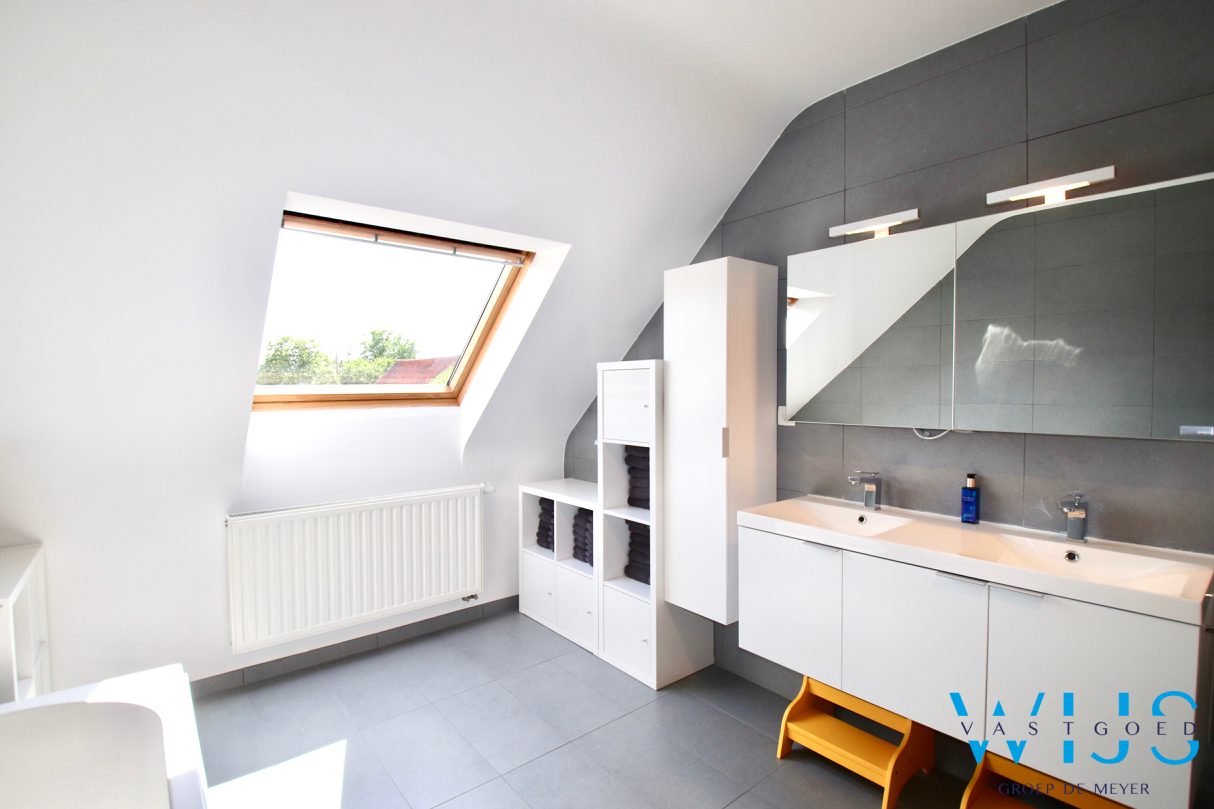 INSTAPKLAAR woonhuis met ZUIDgerichte tuin te Boekhoute ! 