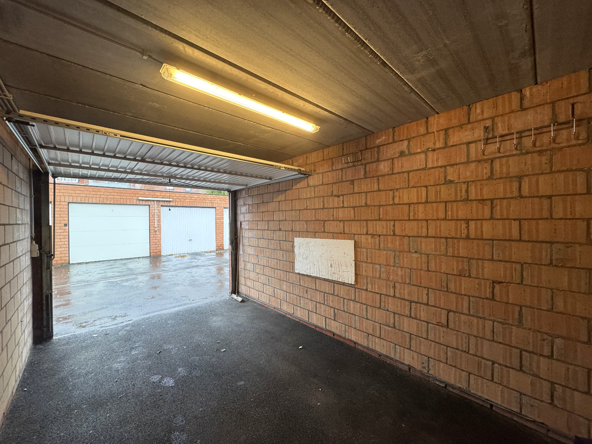 Garage in het centrum van Heist 