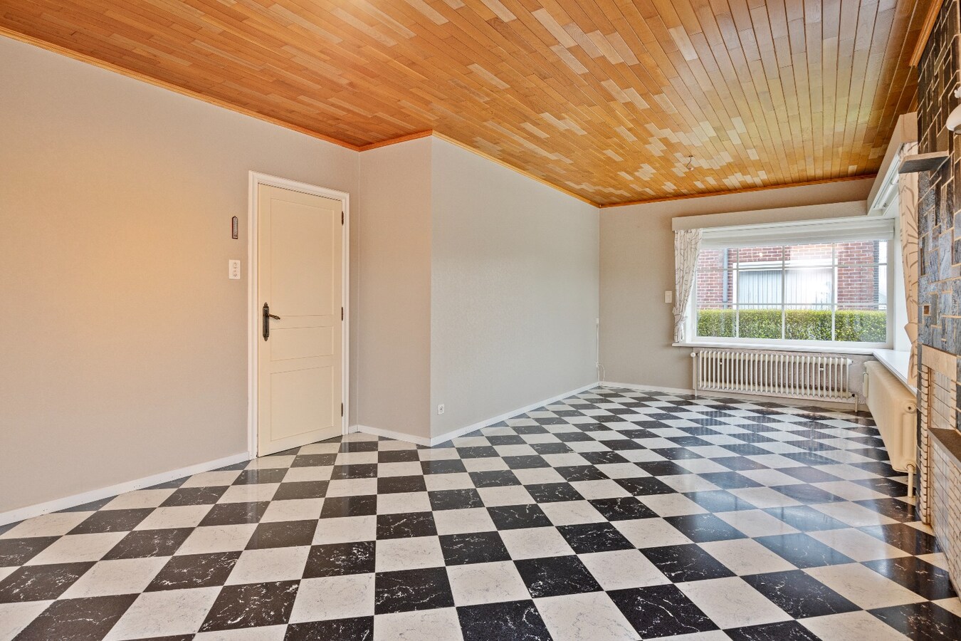 Solide en op te frissen woning te koop vlakbij centrum Lozer 