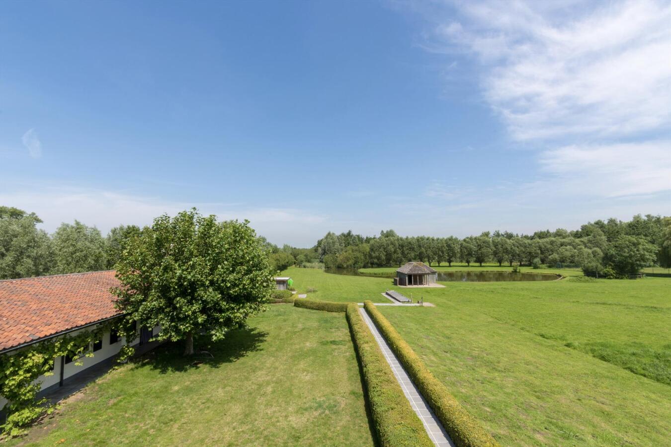 Exclusief landhuis met bijbouw op uniek natuurdomein 