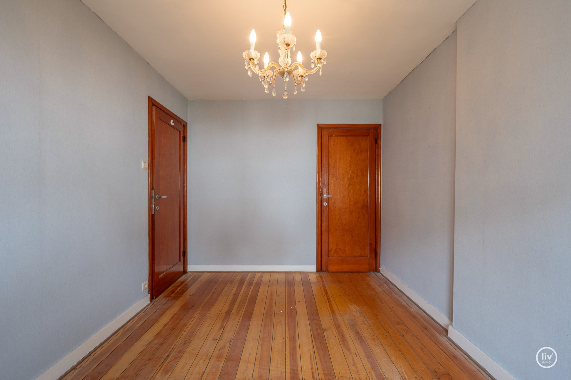 Charmante te renoveren koppelvilla op toplocatie in Knokke, langs de prestigieuze Elizabetlaan en op wandelafstand van strand en casino (met inpandige garagebox) . 