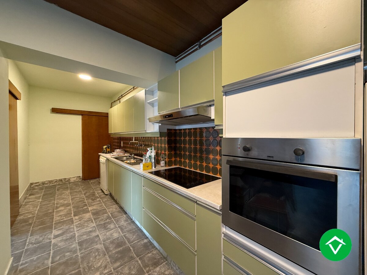 Ruime halfopen bebouwing met 3 slaapkamers, en dubbele garage te Sint-Eloois-Winkel 