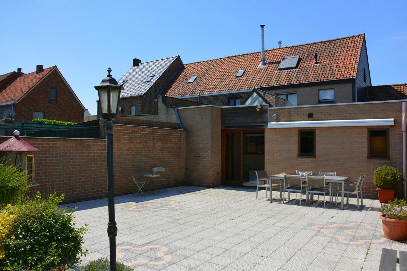 Woning met polyvalente handelsruimte te Jabbeke 