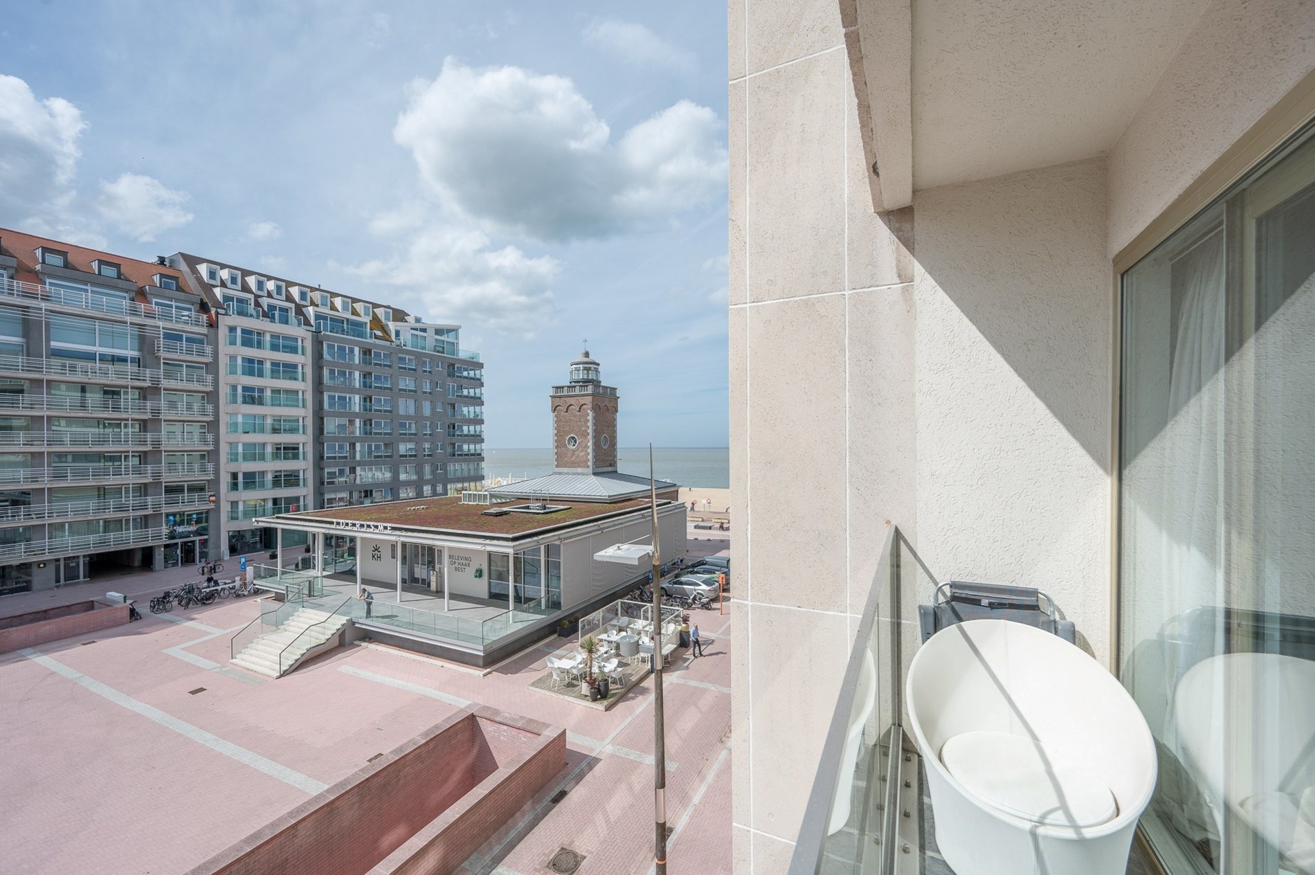 Appartement confortable avec terrasse ensoleillée et vue partielle sur la mer dans un emplacement de premier choix. 