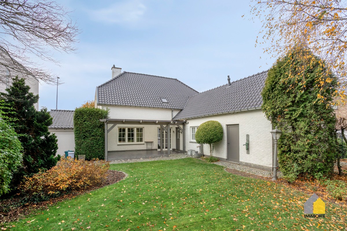 Vrijstaande, statige woning op 7 a 82 ca met 3 slpk en mooie tuin. 