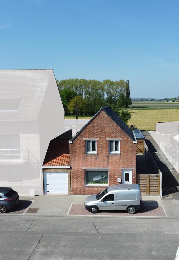 Instapkare woning met diepe tuin en garage te Koekelare 