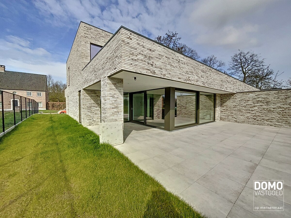 MODERNE NIEUWBOUWWONING MET TUIN,OVERDEKT TERRAS EN INPANDIGE GARAGE TE HASSELT 