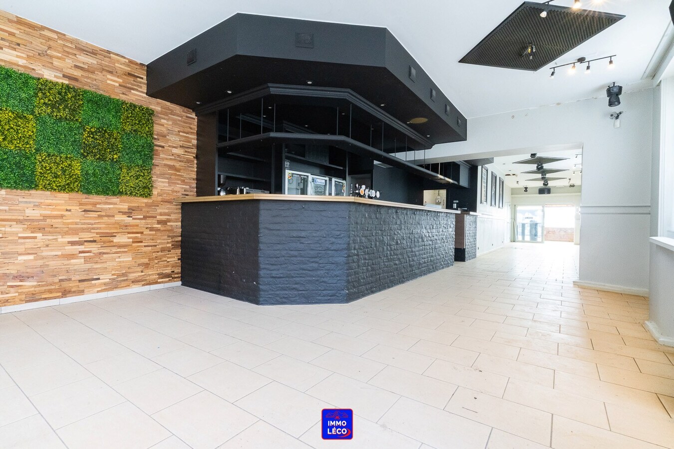 Maison de commerce avec logement, grande terrasse et garage, idéalement situé ! Nombreuses possibilités ! 