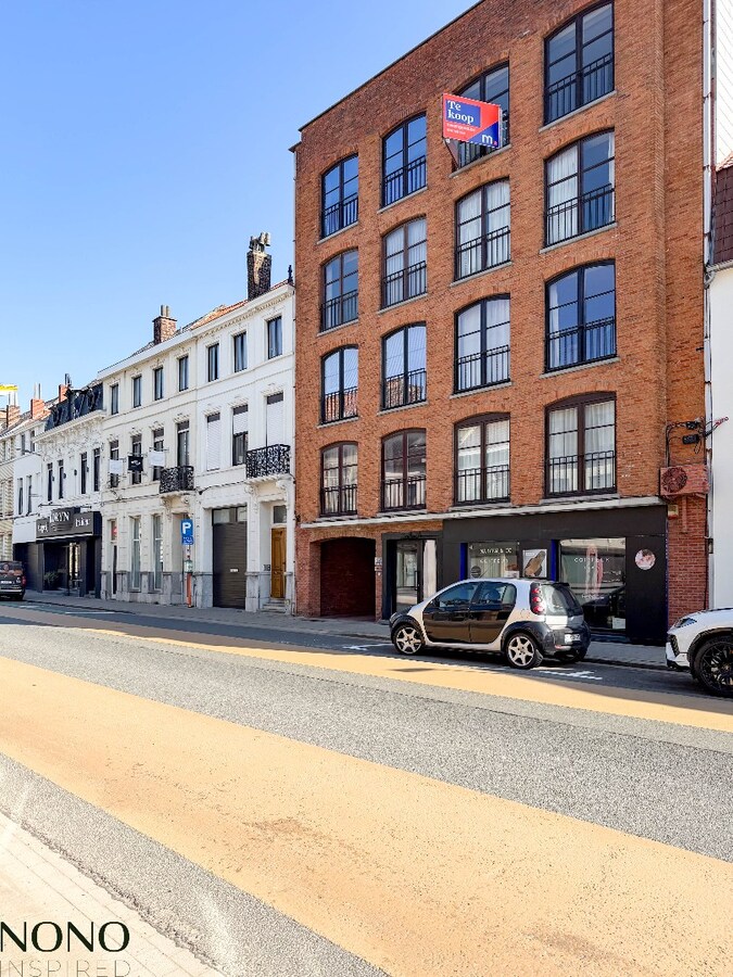 Fantastisch 2-slaapkamer appartement met staanplaats en terras pal in de Doorniksewijk !  *** NONO INSPIRED *** 