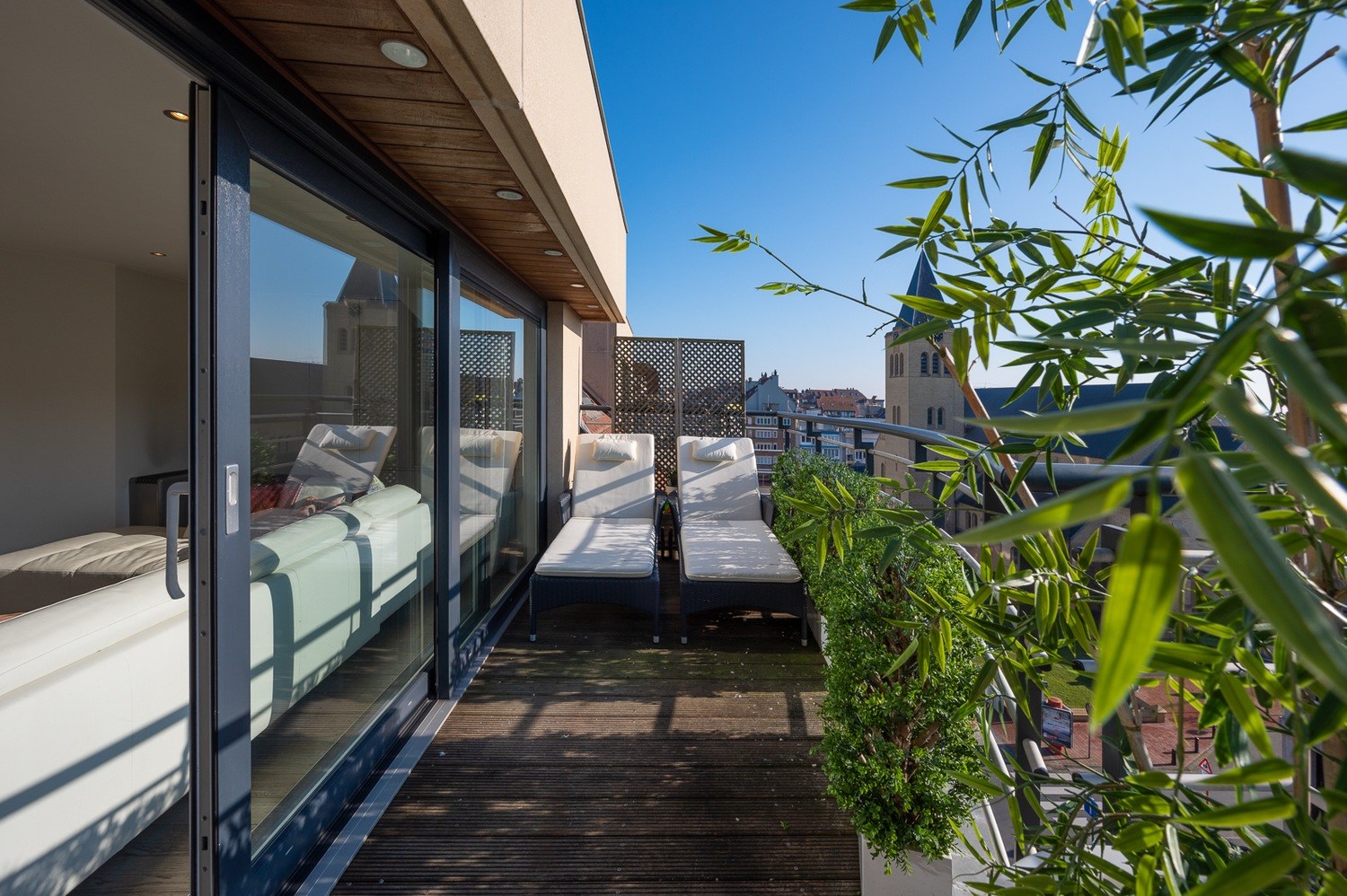 Uitzonderlijk appartement (232m2) met 4 slaapkamers en ruim terras op topligging met zicht over de kerk te Dumortierlaan. 