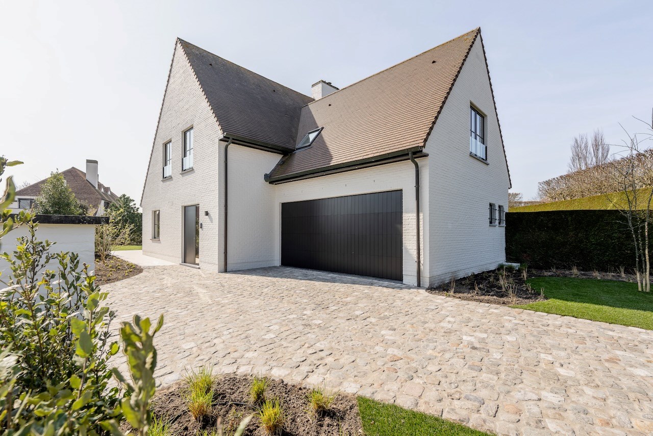 Cette magnifique maison individuelle rénovée avec une allée située dans un quartier calme à Knokke, offre tout ce dont vous avez besoin pour vivre confortablement. 