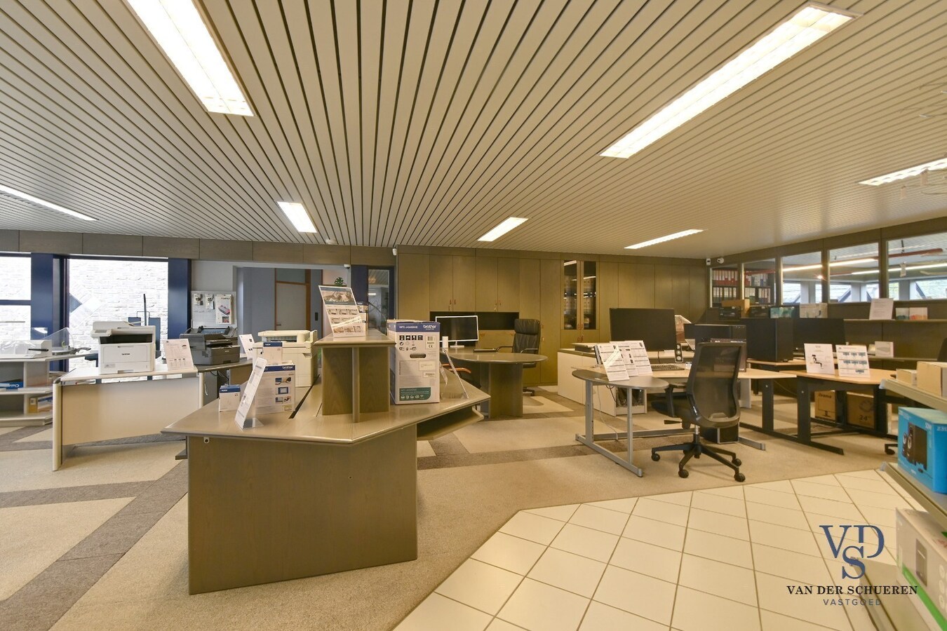 Ruim handelspand met penthouse in villastijl 