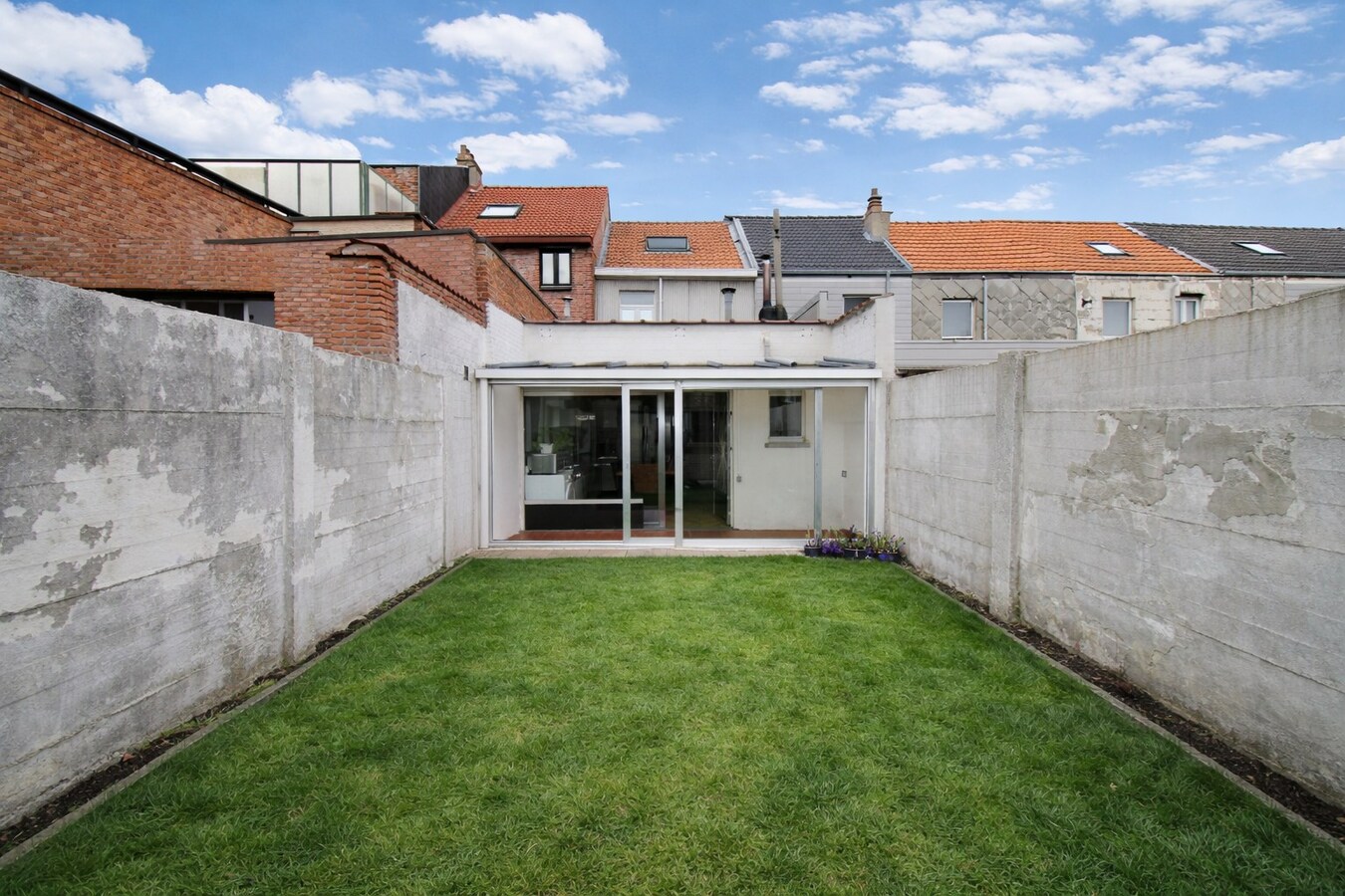 Centraal gelegen woning met drie slaapkamers, tuin én inpandige garage te koop in Sint-Niklaas! 