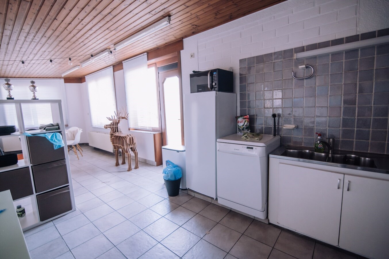 Ruim commercieel pand met parking. Uitstekende ligging nabij station en ziekenhuis. 