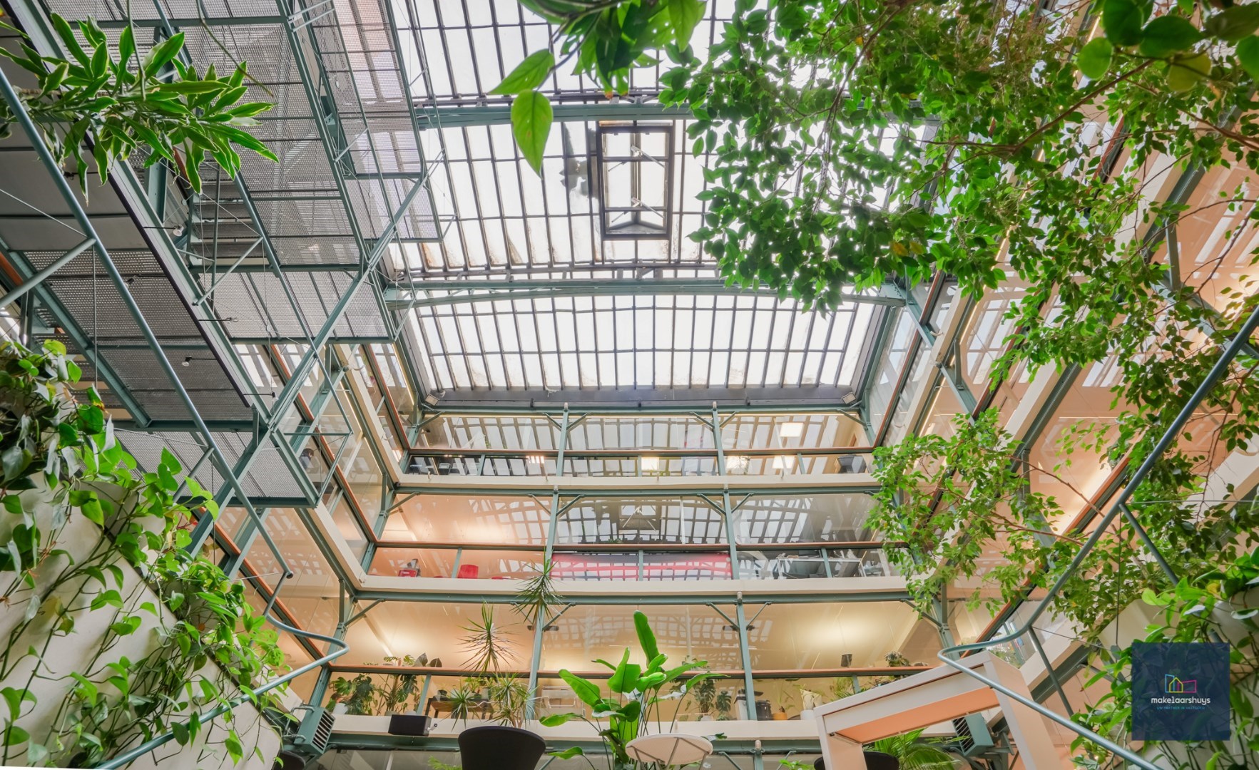 Privatieve kantoorruimte met gebruik van gemene delen 