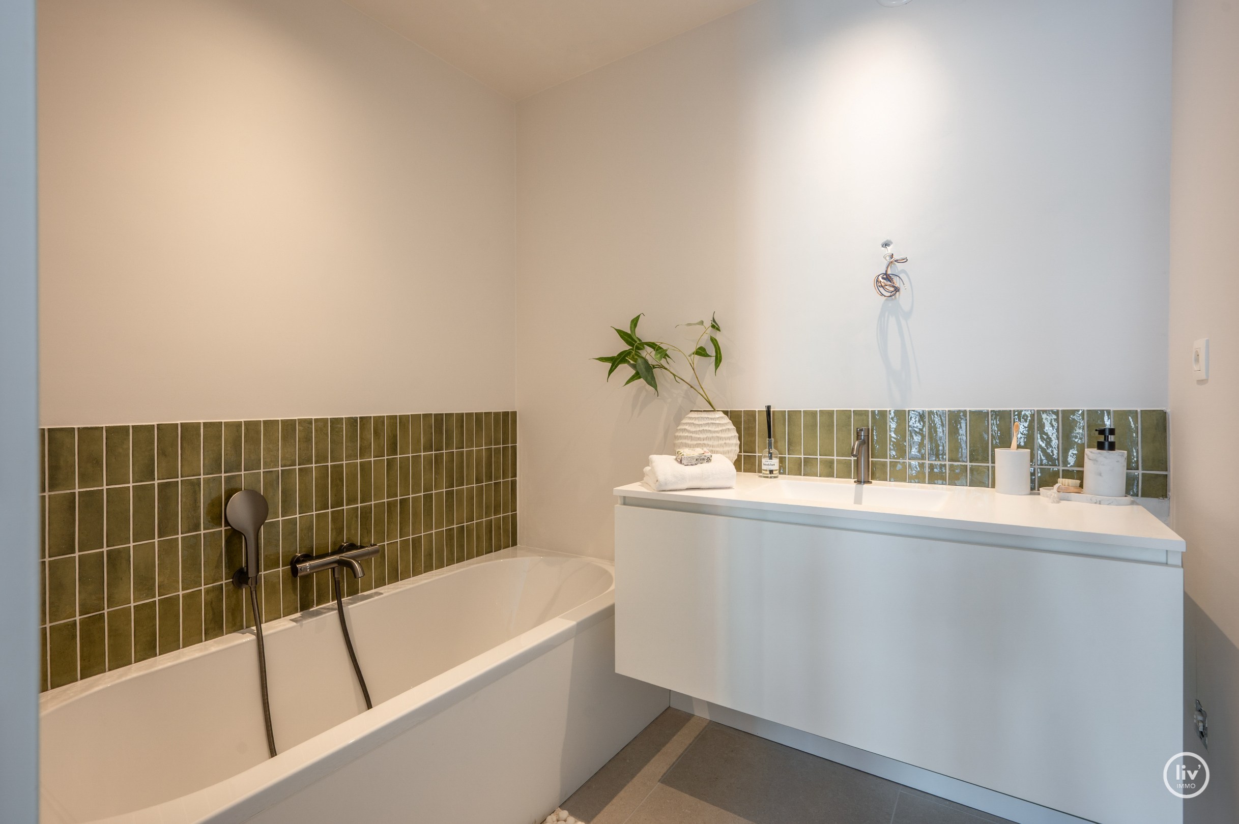 Zuidgericht nieuwbouwappartement met 2 slaapkamers op topligging aan de Kustlaan. 