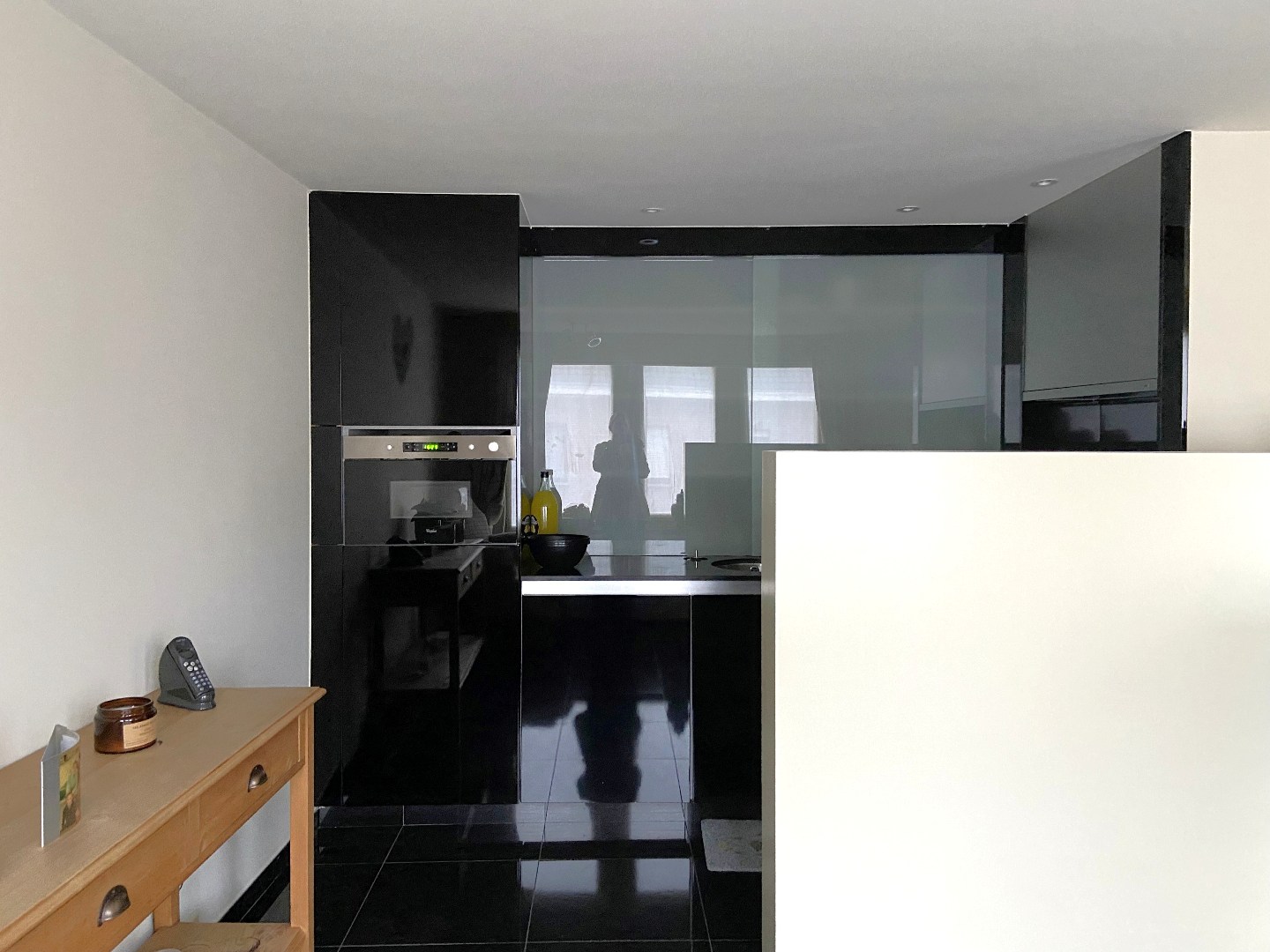 Multifunctioneel handelspand met luxueuze woonst op centrumligging in Sint-Eloois-Vijve! 