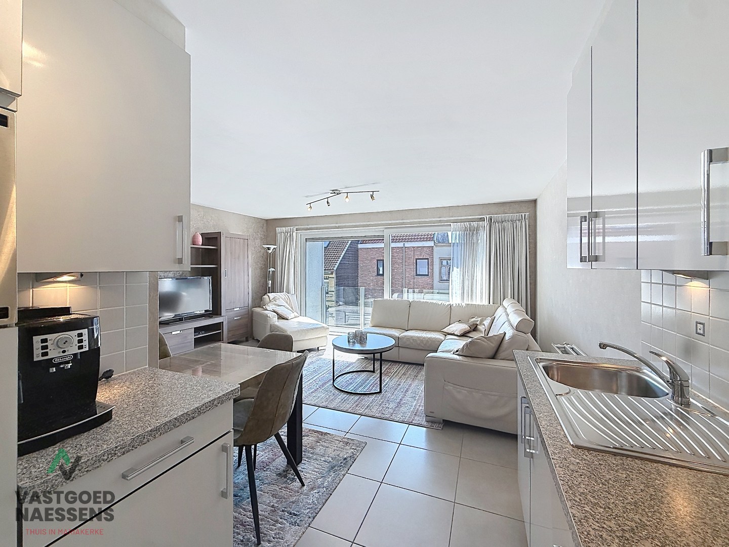 Prêt à emménager et ensoleillé appartement de 2 chambres dans une résidence jeune. 