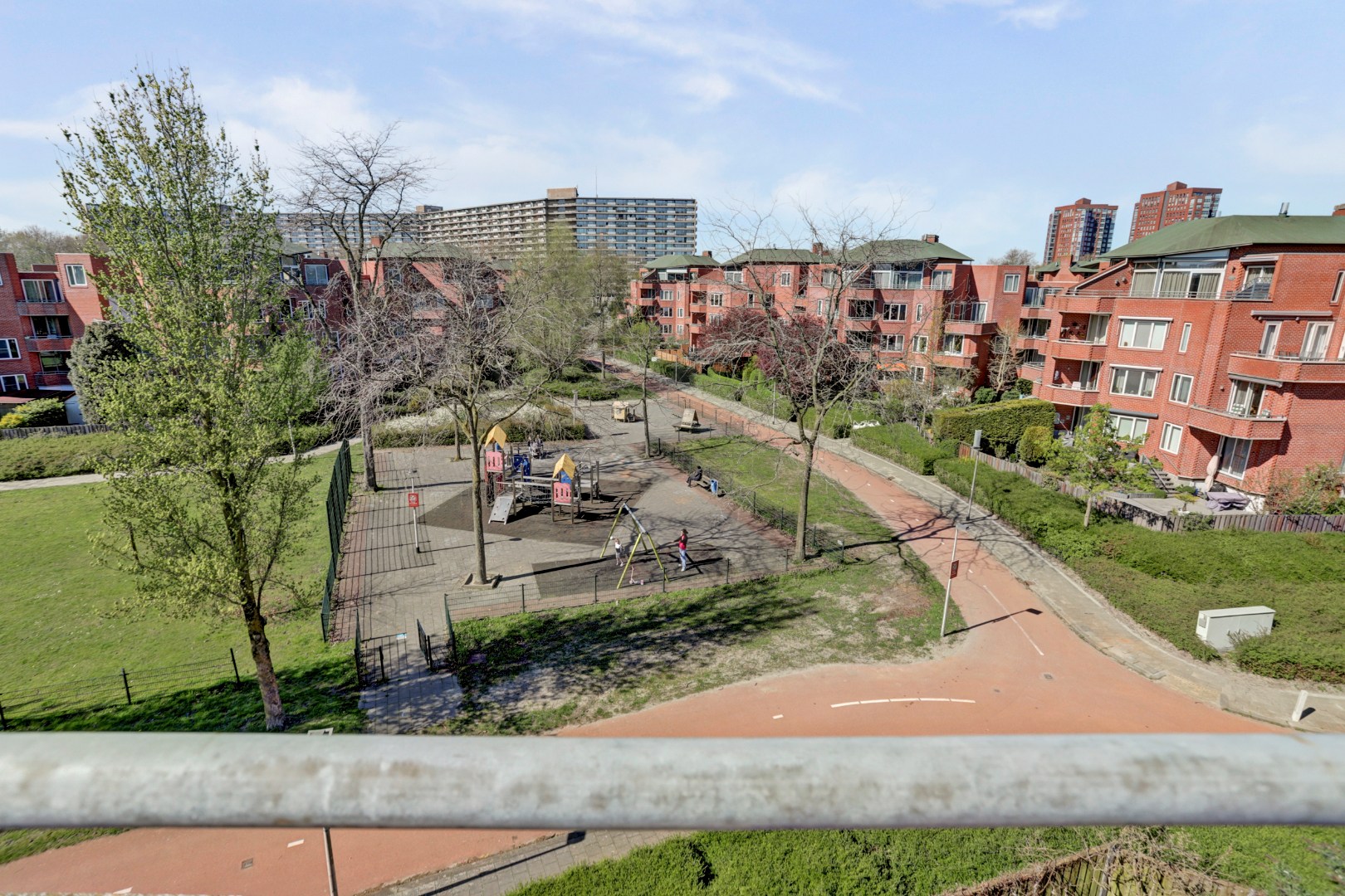 Instapklaar 3-kamer appartement op de 4e en 5e verdieping met ruim zonnig terras, eigen parkeerplaats in de parkeergarage, berging in de onderbouw en gelegen op eigen grond. 