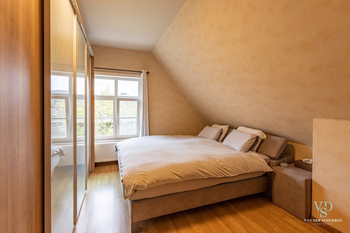 Ruim en stijlvol wonen in hartje Gavere. 