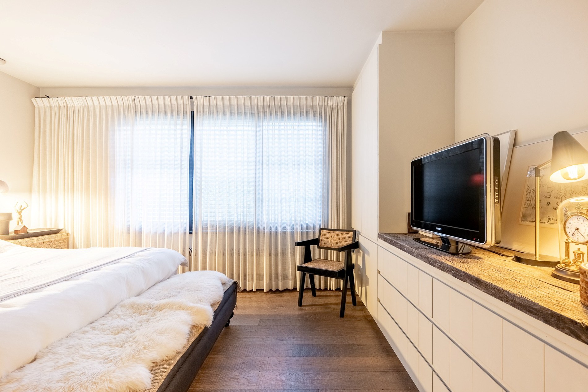 Gelegen in een rustige en uiterst gegeerde residentiële wijk van Knokke, biedt deze volledig gerenoveerde woning een perfecte combinatie van hedendaags comfort, licht en verfijnde elegantie 