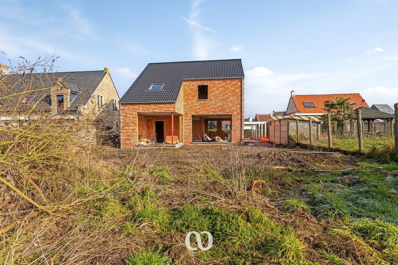 Zeer ruime ruwbouw woning op uitstekende locatie 