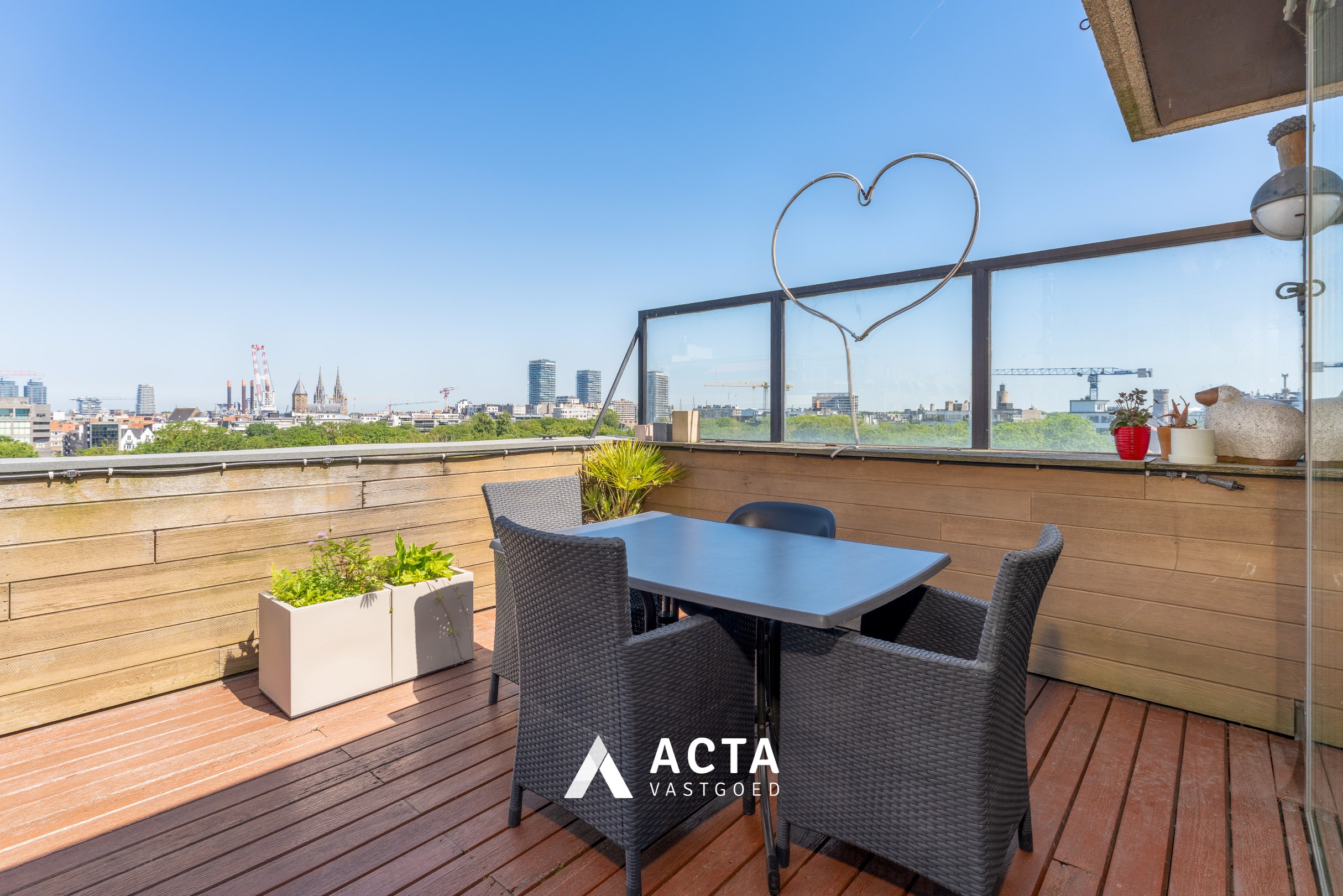 Luxueus dakappartement met 3 slaapkamers en panoramische terrassen in hartje Oostende 