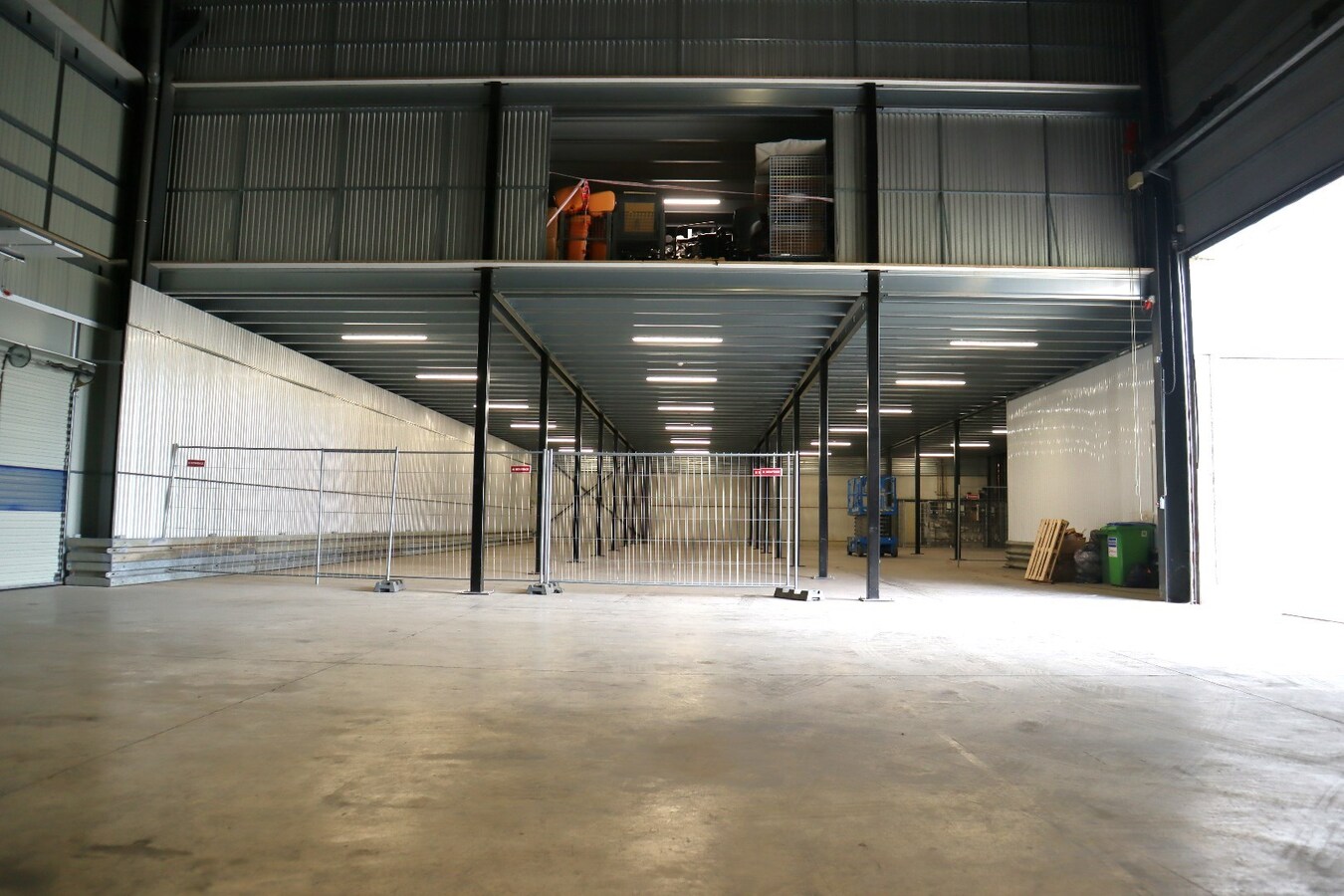 Kantoorruimte 120m² + loods/hangaar/magazijn 775 m² te Boutersem 