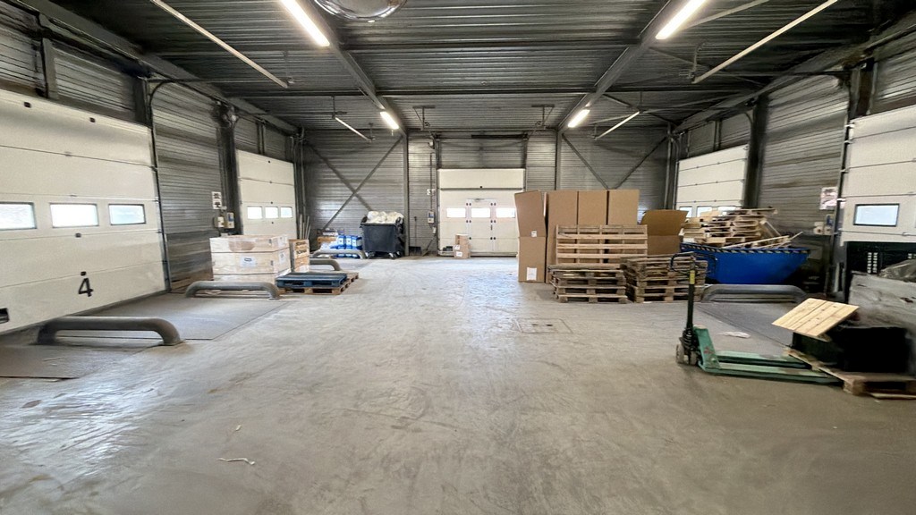 Magazijn met loskades en kantoor te huur vlakbij haven van Antwerpen