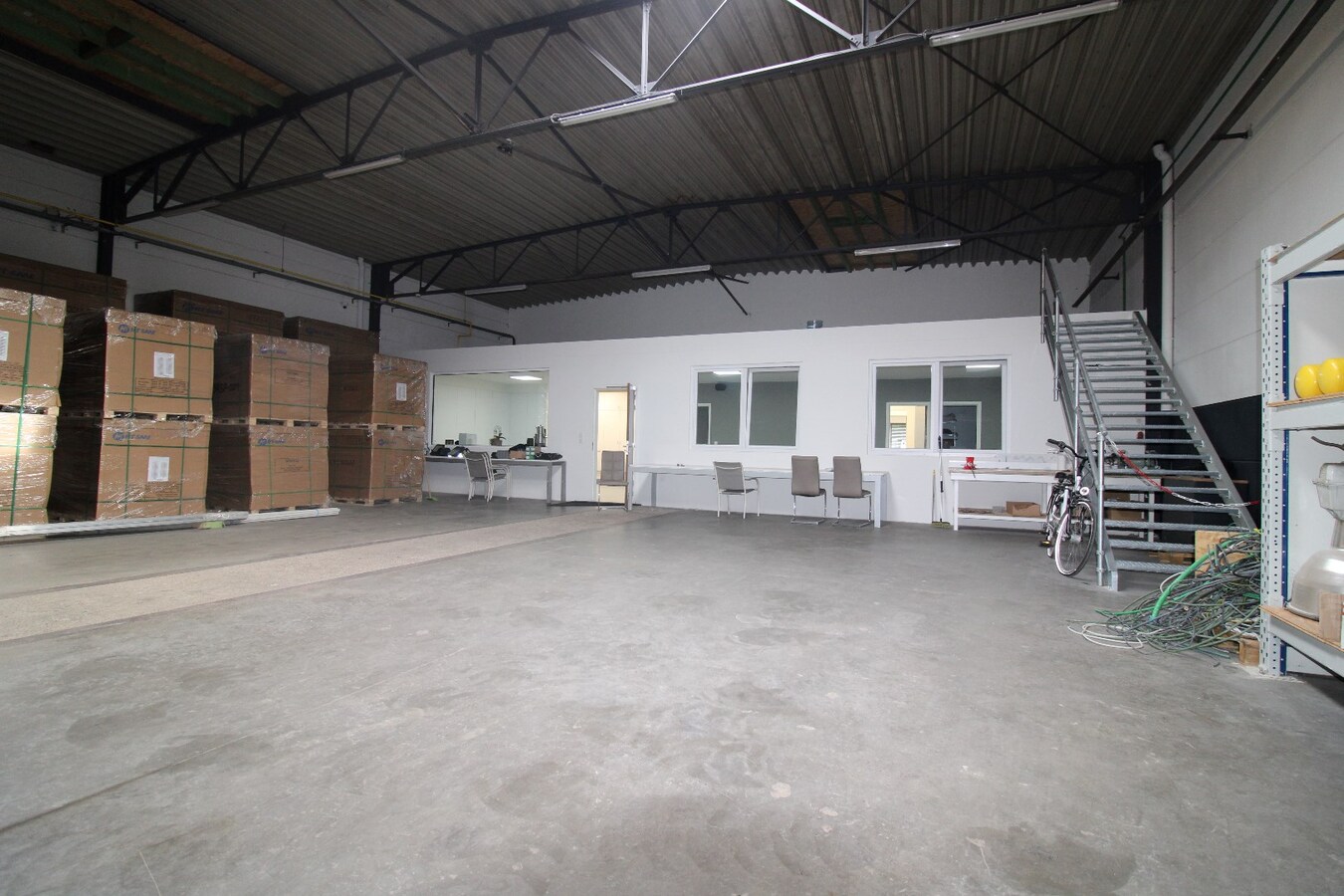 Goed gelegen bedrijfshal met kantoren 