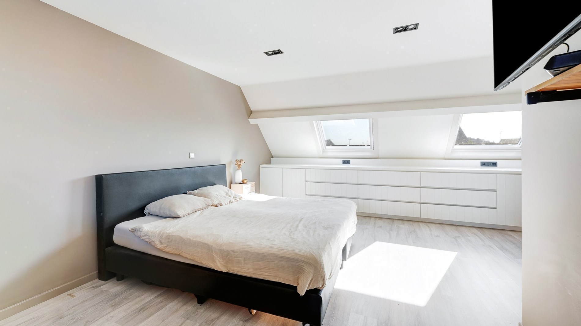 Maison familiale prête à emménager à distance de marche de la gare et de la digue de Heist (avec possibilité d'acheter un garage attenant) 