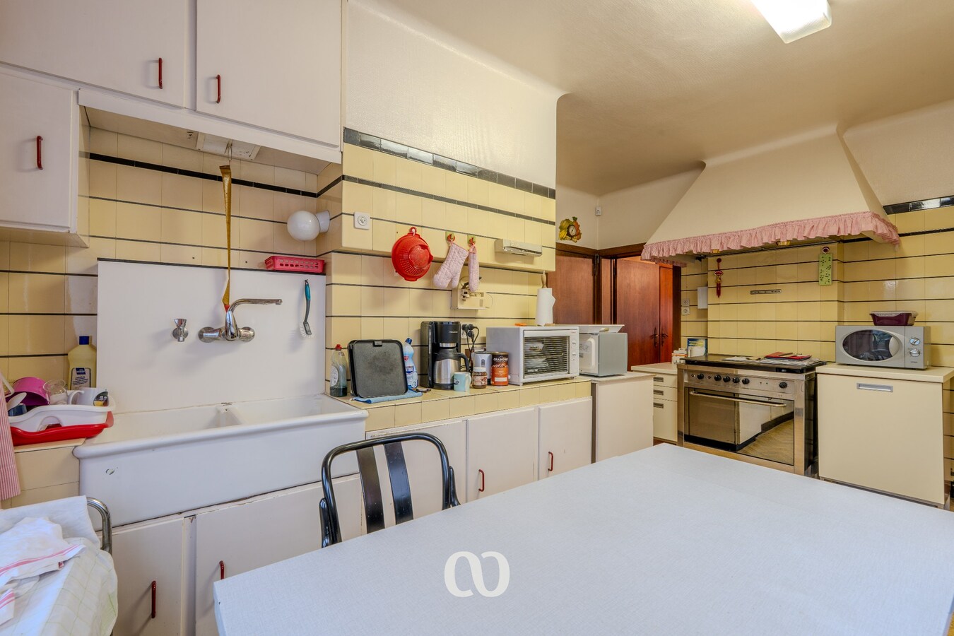 Zeer grote karaktervolle woning in art-deco stijl met tal van mogelijkheden 