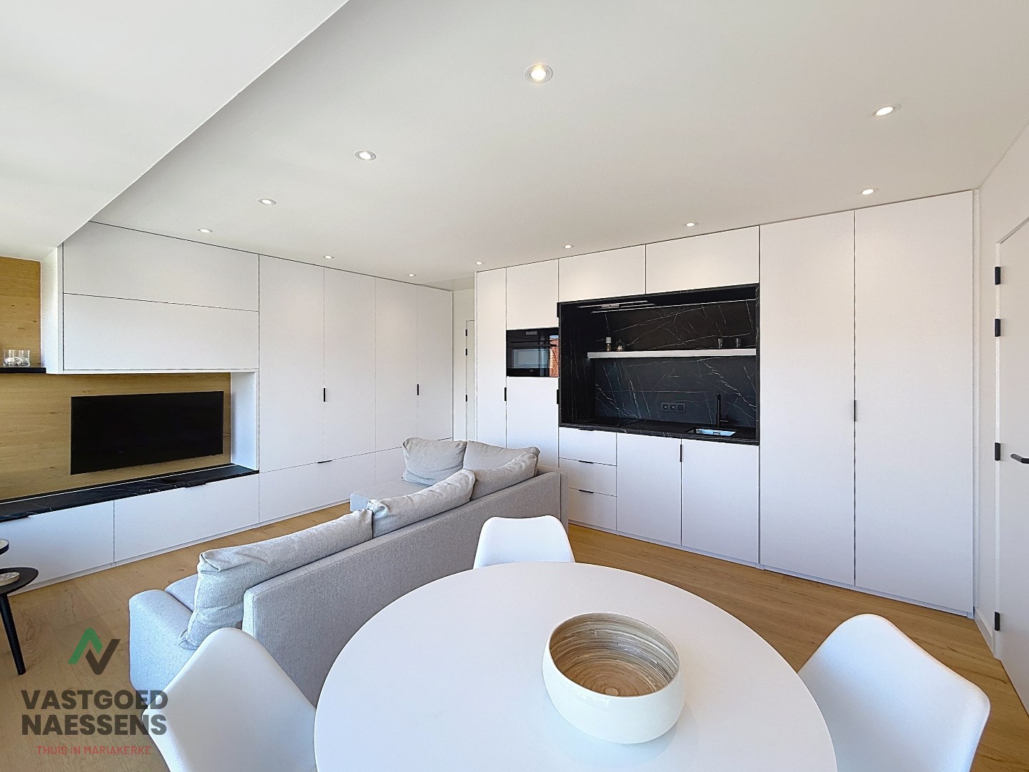 SCHITTEREND VERNIEUWDE STUDIO MET SLAAPHOEK VLAKBIJ ZEEDIJK 