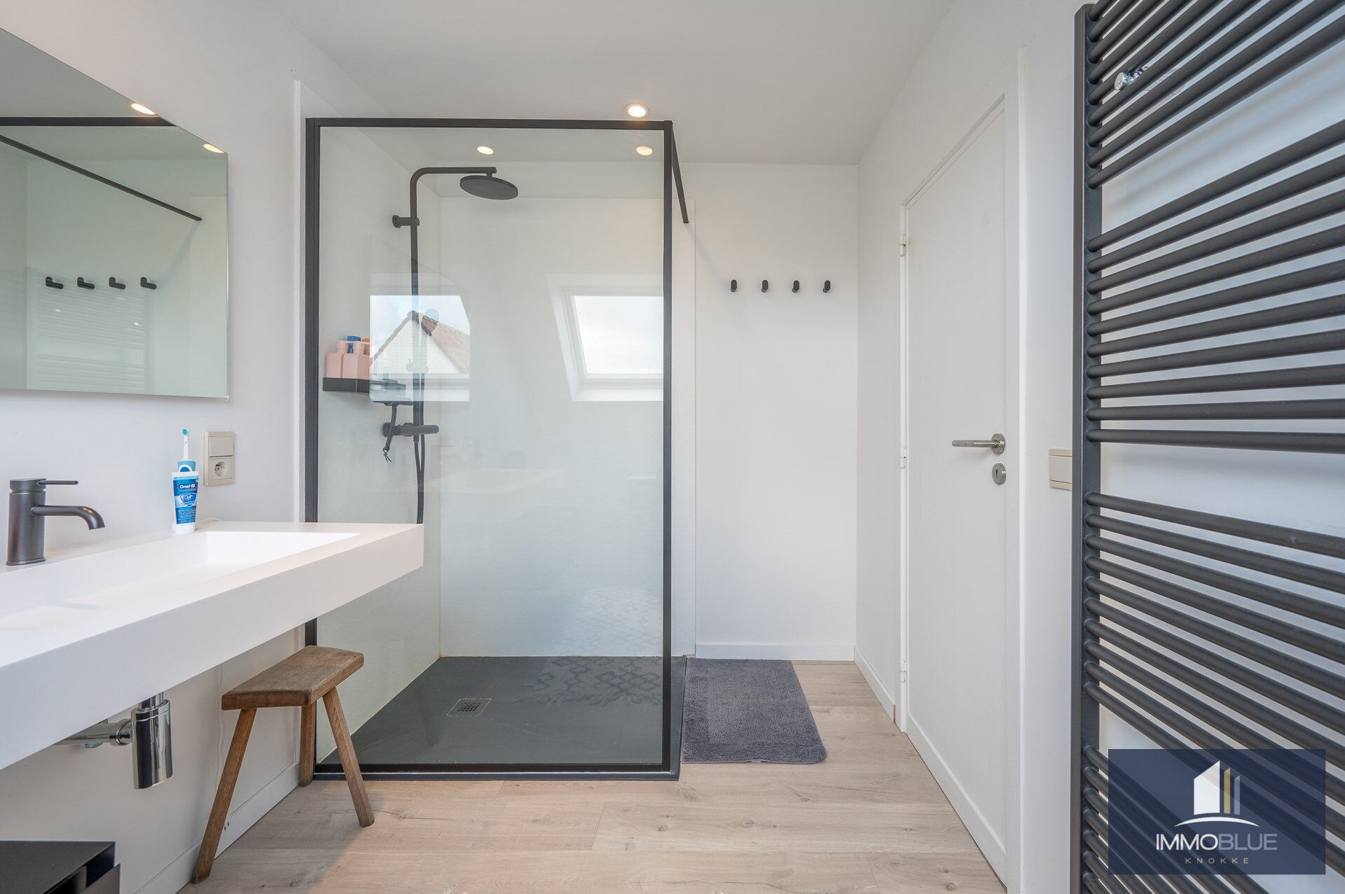 Charmante hoeve met volledig ingericht atelier gelegen op een perceel van ongeveer 5.500 m². 