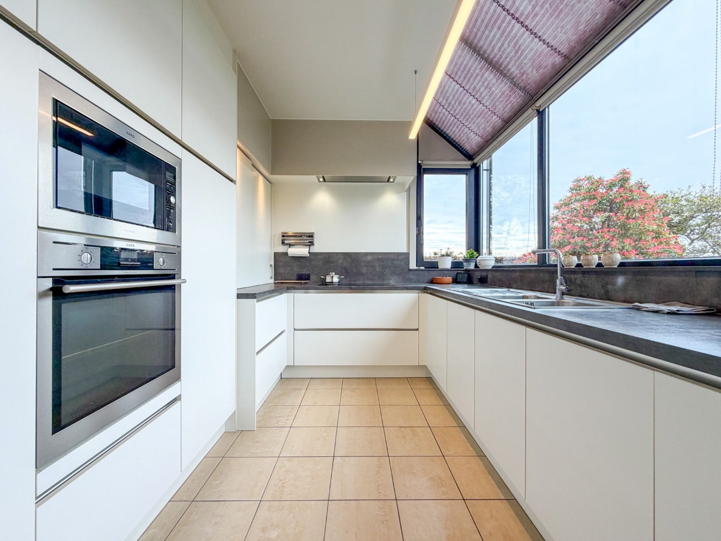 Villa op groot perceel met open zicht: 4 slaapkamers, 2 badkamers, grote tuin, topper te Torhout! 