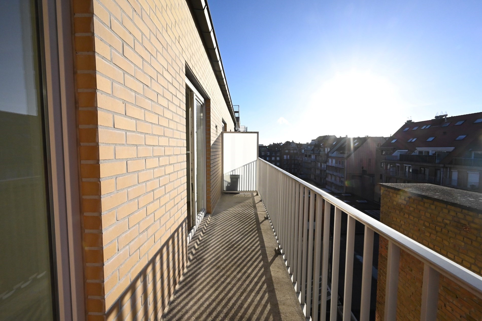 ONGEMEUBELD - Prachtig woonappartement met aangename terrassen en parking in het gebouw. Huur op VENNOOTSCHAP is mogelijk. 