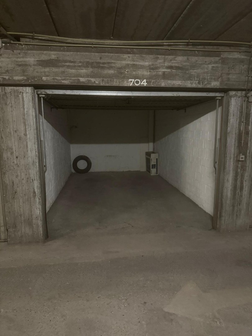 AFGESLOTEN GARAGEBOX - ROYAL PALACE 7 - 1 