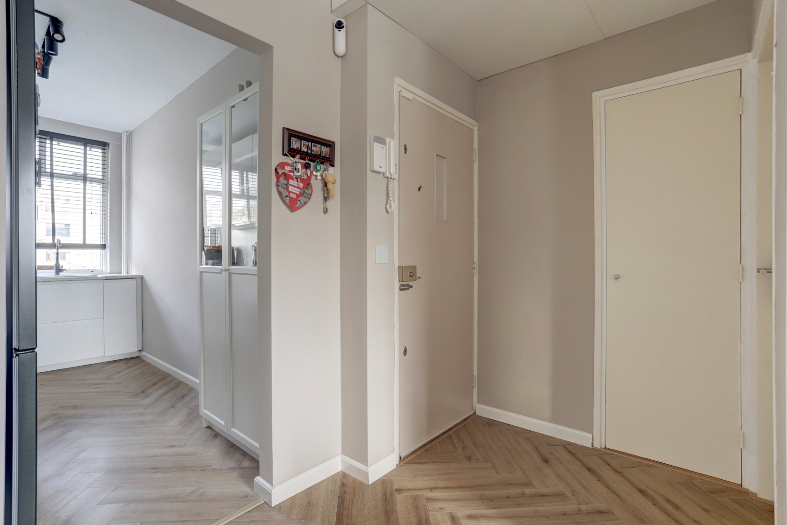 Instapklaar 3(voorheen 4) kamer appartement met royale living en moderne keuken, 2 slaapkamers en berging in de onderbouw. 