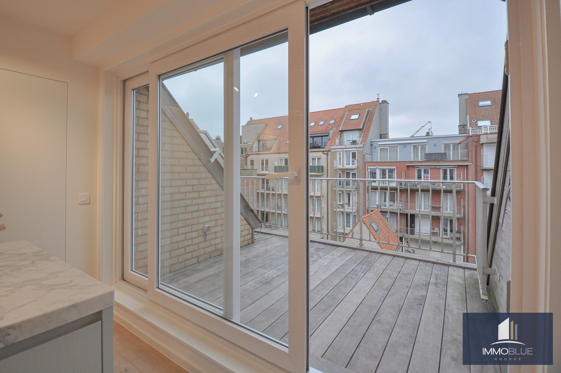 Appartement entièrement rénové avec deux grandes terrasses. 