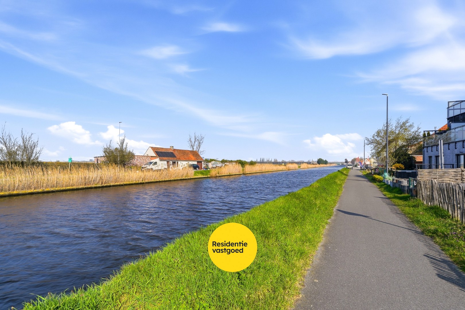 Instapklare woning met zicht op de vaart in Oudenburg 