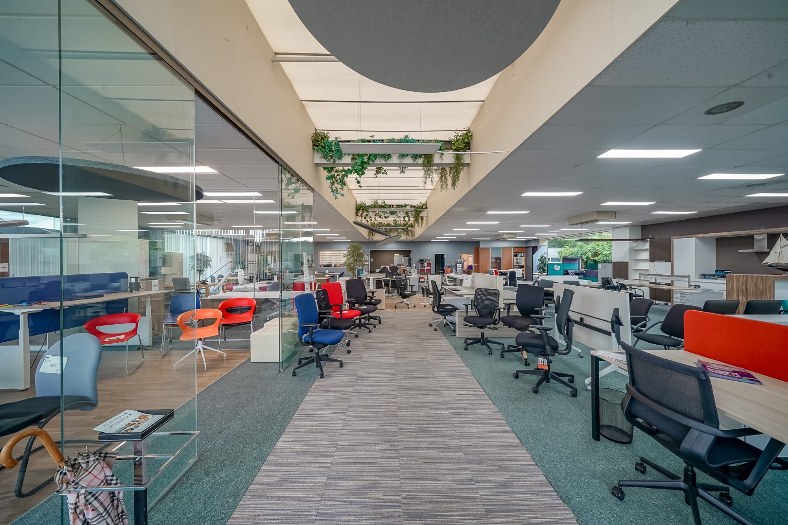 Winkelruimte met magazijn en woonst te Oostende 