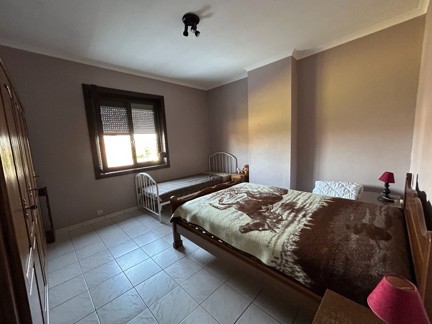 Grote en stevige woning, met garages, bergruimte en tuin op 1.324m² 