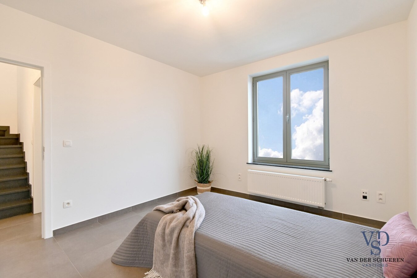 Ruime Half Open, op een commercieel gunstige ligging 