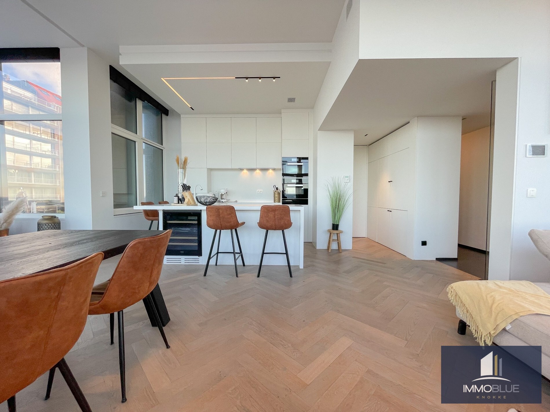 Uitzonderlijk, luxueus afgewerkt hoekappartement met frontaal zeezicht. 