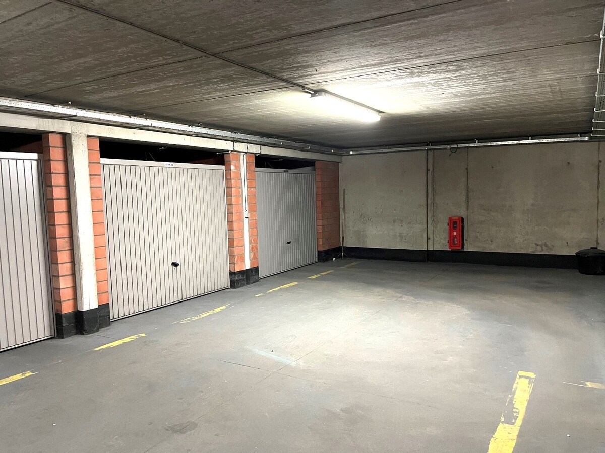 Lichtrijk en ruim appartement met garage (EPC: B) 