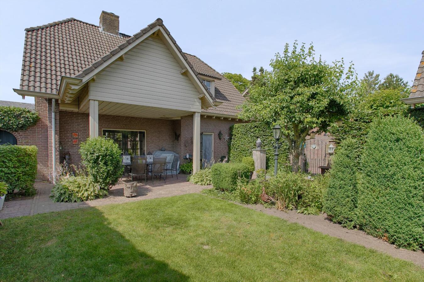 Vrijstaande woning met grote garage, 4 slaapkamers en ruime zolderverdieping. 