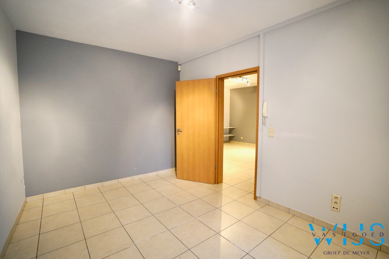 Goed gelegen handelspand met garage te CENTRUM ERTVELDE ! 