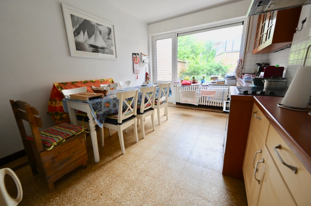 ONGEMEUBELD - Gelijkvloers-appartement met tuin op wandelafstand van de Lippenslaan. 